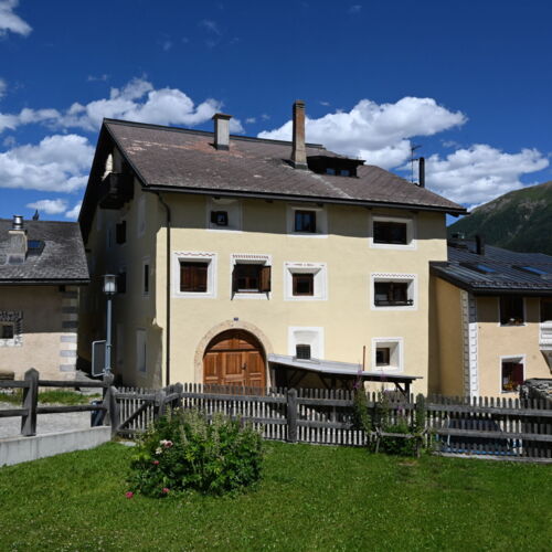 Historisches Engadinerhaus mit bebaubarer Gartenparzelle im Dorfkern von Zuoz