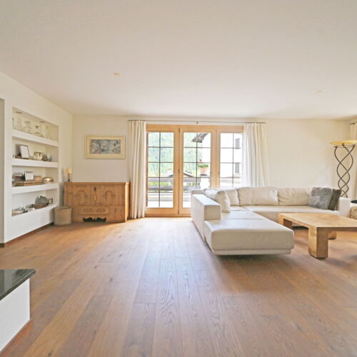 Stylish and sunny 6.5-room garden apartment with generous terrace